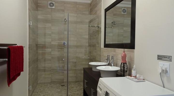 African Palm Cottage and Guesthouse