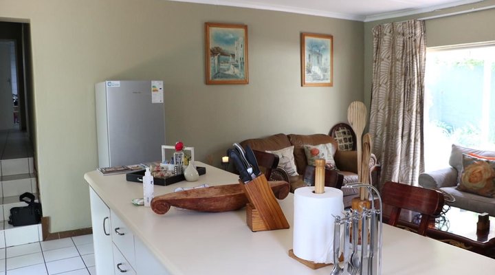 Private Bryanston Cottage with Garden