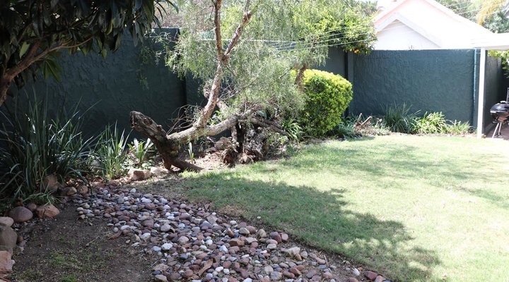 Private Bryanston Cottage with Garden