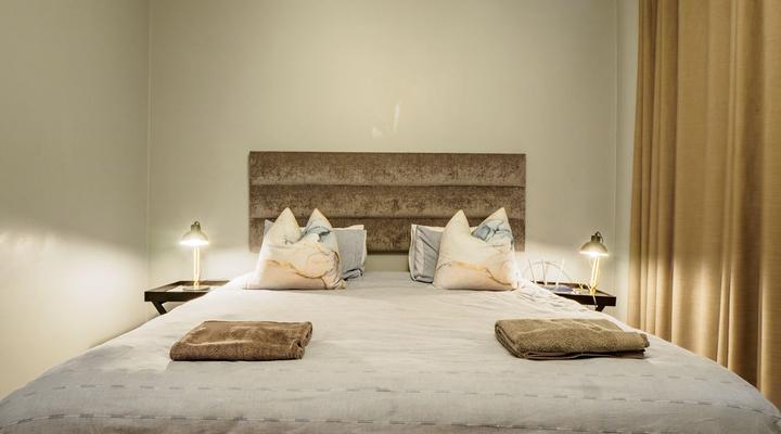 2 Sleeper with King Bed @ Unit 44 Point Watefront