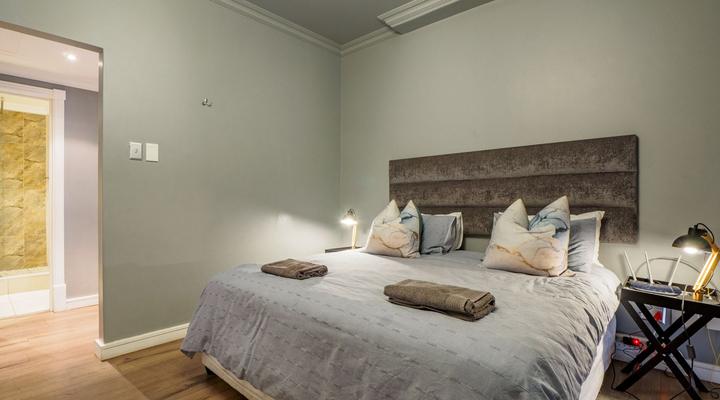 2 Sleeper with King Bed @ Unit 44 Point Watefront