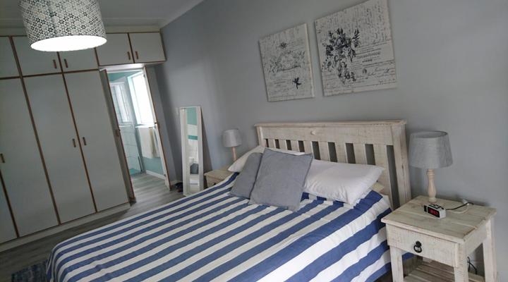 The Blue Beach House, Vrede St