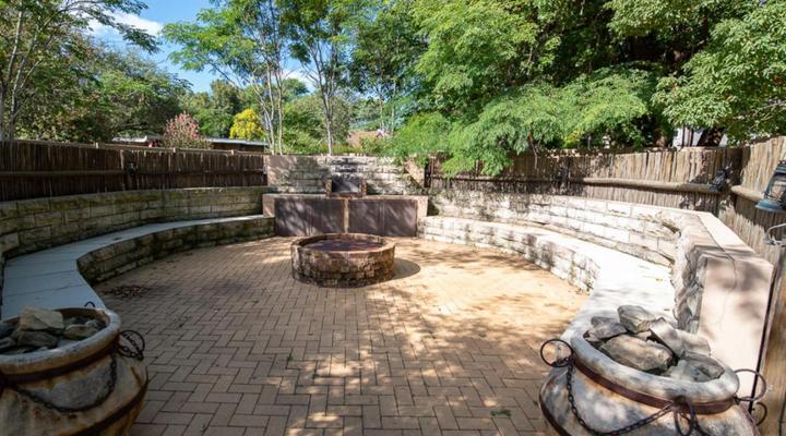 Huttenheights Guestlodge by iLawu