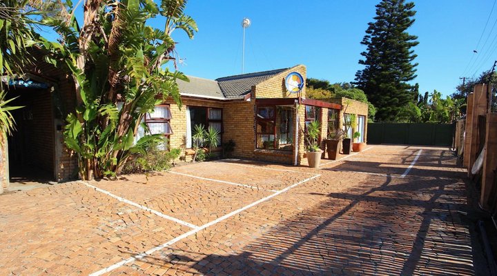 SaltyCrax Backpackers Surf Lodge