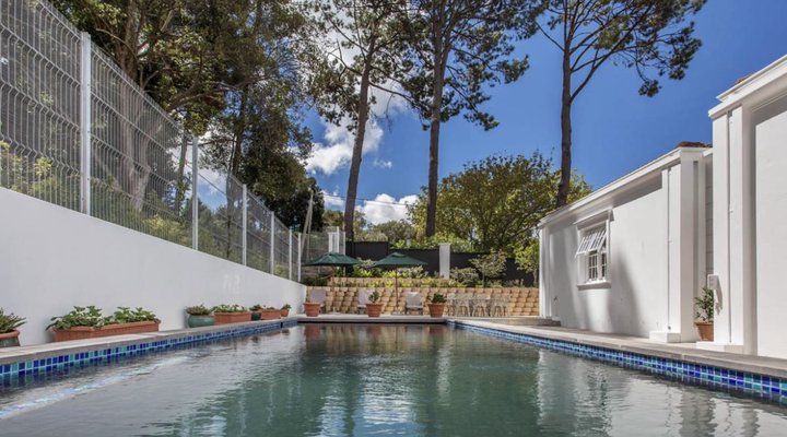 The little guinea fowl cottage