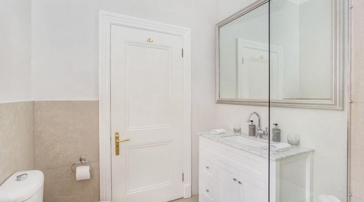 The little guinea fowl cottage