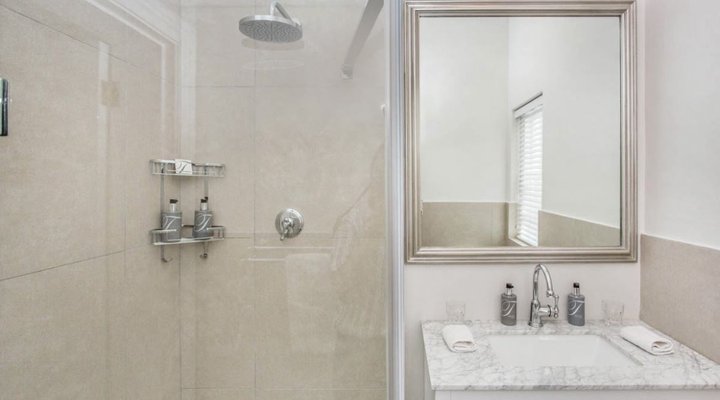 The little guinea fowl cottage