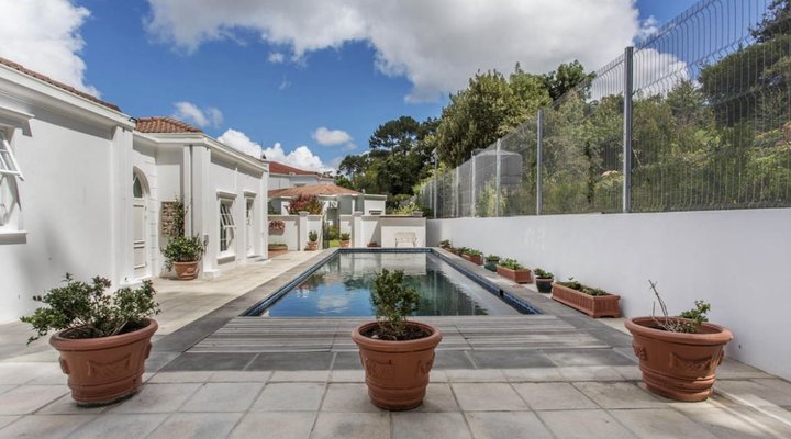 The little guinea fowl cottage