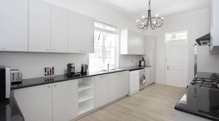 The little guinea fowl cottage