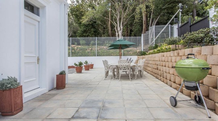 The little guinea fowl cottage