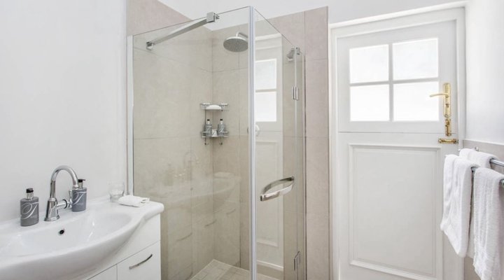 The little guinea fowl cottage