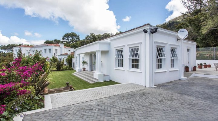 The little guinea fowl cottage