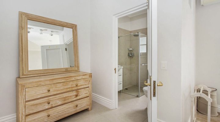 The little guinea fowl cottage