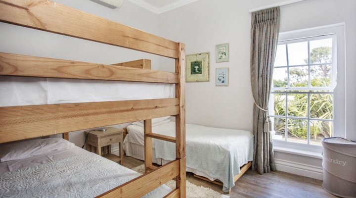 The little guinea fowl cottage