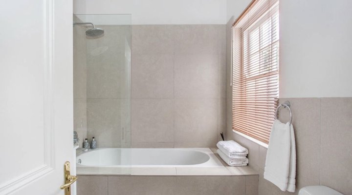 The little guinea fowl cottage