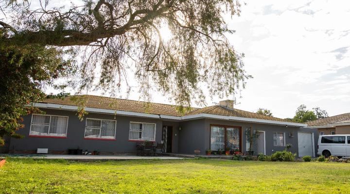 Lyronne Guesthouse Shuttle and Tours