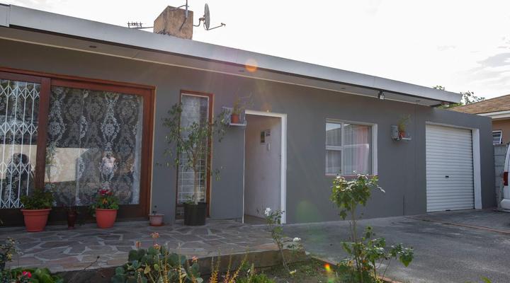 Lyronne Guesthouse Shuttle and Tours