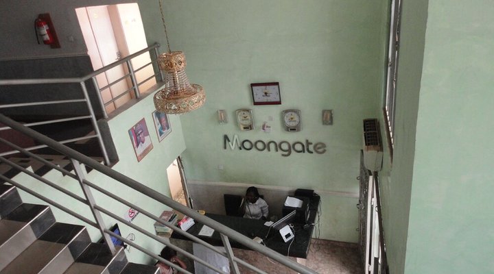 Moongate Hotel and Suites Obantoko