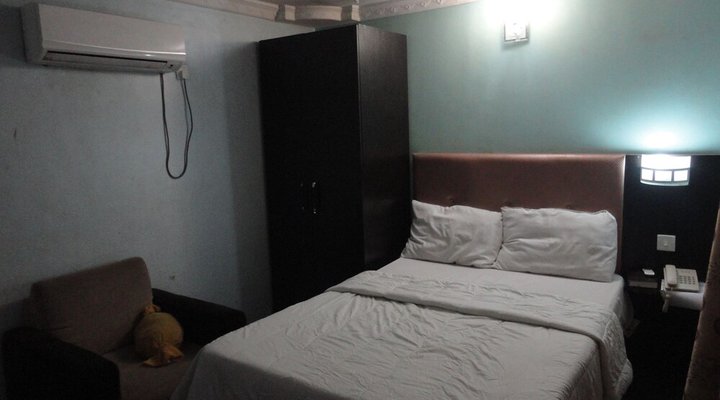 Moongate Hotel and Suites Obantoko