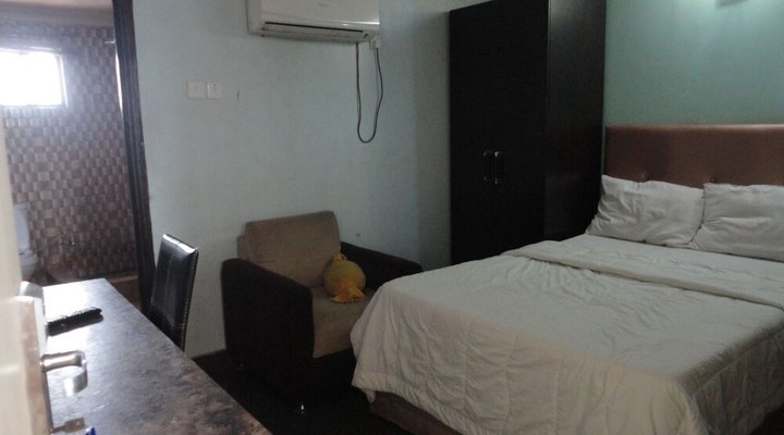 Moongate Hotel and Suites Obantoko