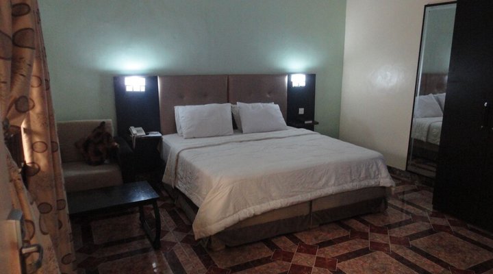 Moongate Hotel and Suites Obantoko