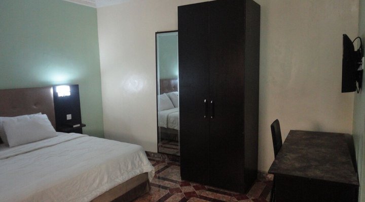 Moongate Hotel and Suites Obantoko