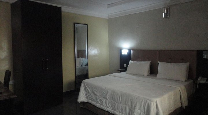 Moongate Hotel and Suites Obantoko