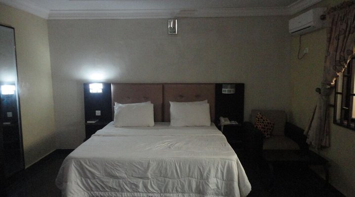 Moongate Hotel and Suites Obantoko