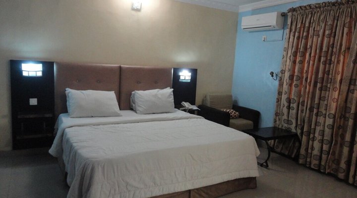 Moongate Hotel and Suites Obantoko