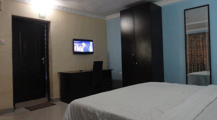 Moongate Hotel and Suites Obantoko