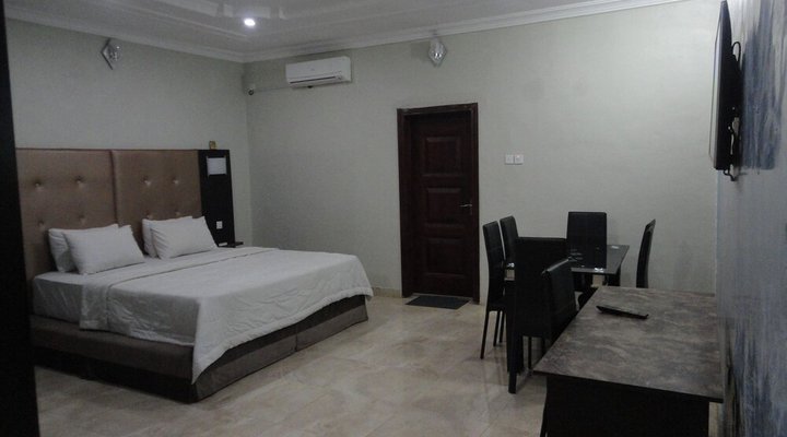Moongate Hotel and Suites Obantoko