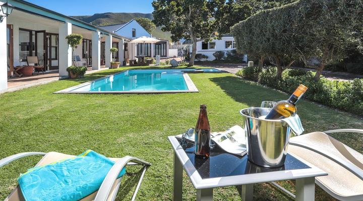 Sixteen Guesthouse on Main