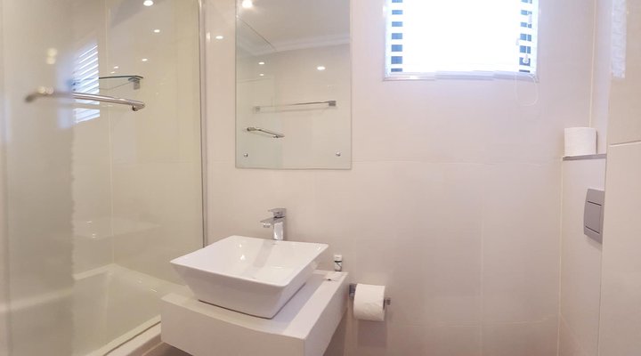 The Shades – Luxury Garden Apartment
