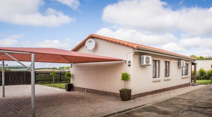 Out of Bounds Self-Catering Lodge 