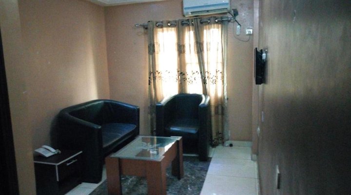 D'Czars Hotel & Suites