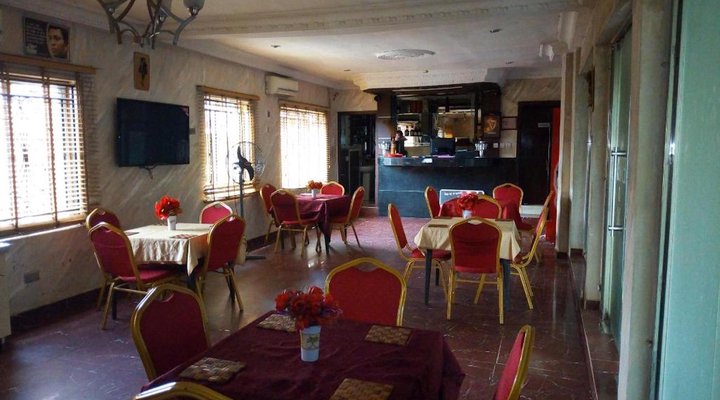 D'Czars Hotel & Suites