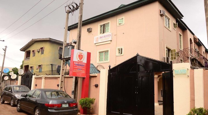 B & S Hotel & Suites