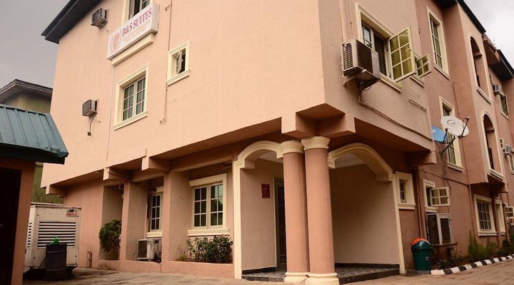B & S Hotel & Suites