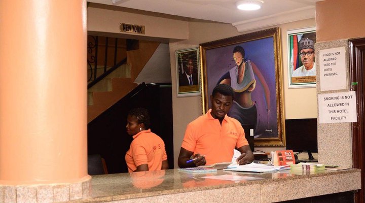 B & S Hotel & Suites