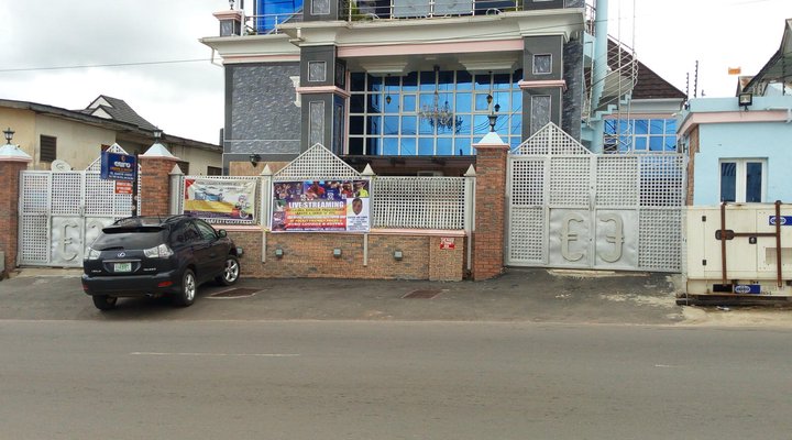 Euro Lounge and Suites