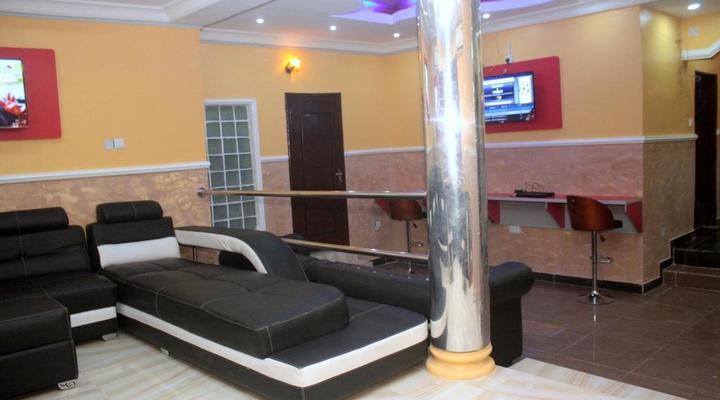 Mayoral Hotel & Suites