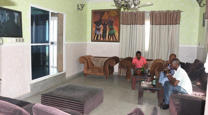 Lifeline Hotel & Suites