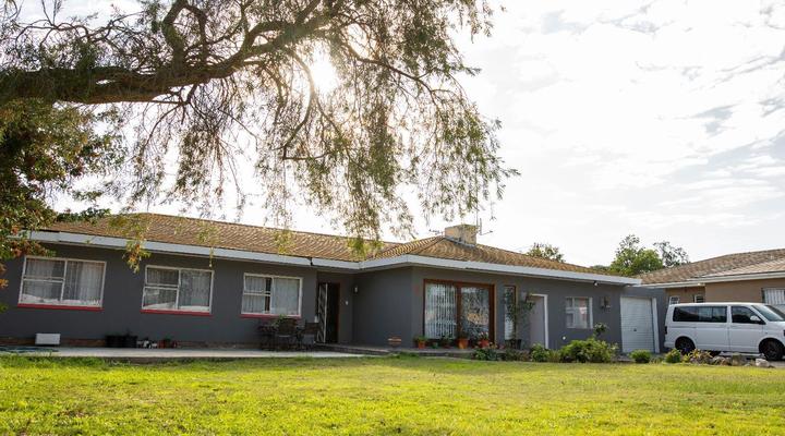 Lyronne Guesthouse Shuttle and Tours