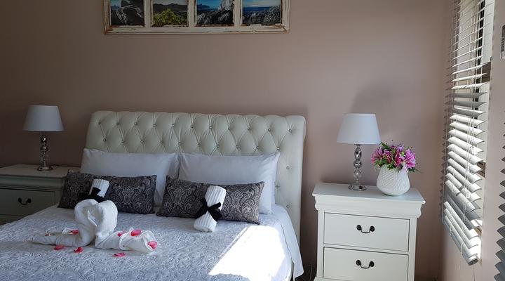 2993 On Plate Thorn Crescent Guesthouse