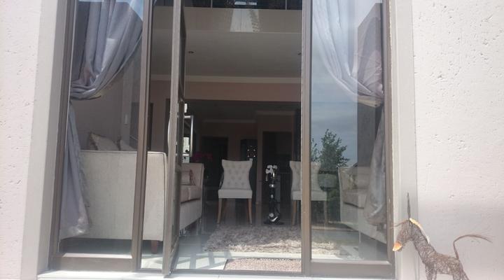 2993 On Plate Thorn Crescent Guesthouse