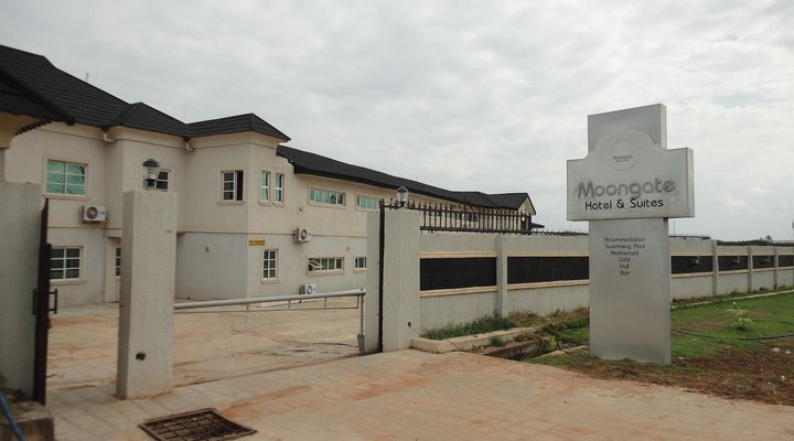 Moongate Hotel and Suites, Obantoko