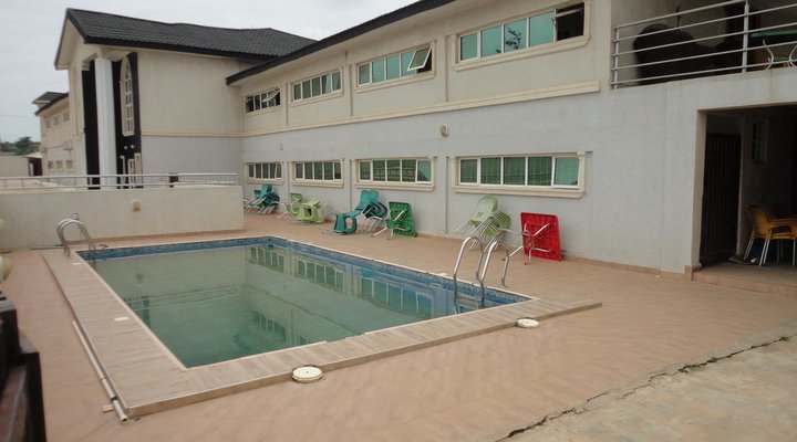 Moongate Hotel and Suites, Obantoko