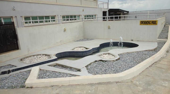 Moongate Hotel and Suites, Obantoko