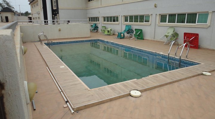 Moongate Hotel and Suites, Obantoko