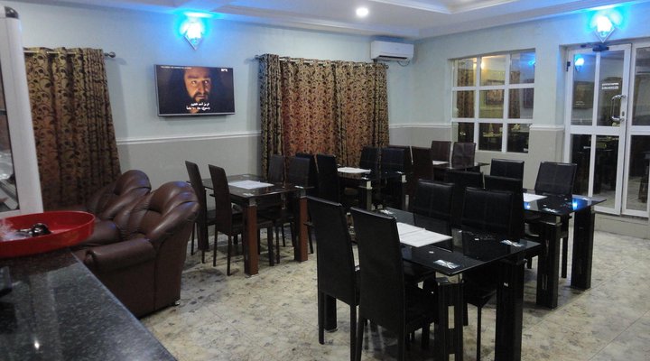 Moongate Hotel and Suites, Obantoko